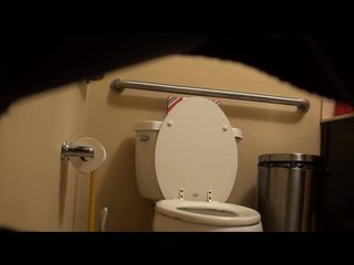 Rasata fitness ragazza beccato su toilette! video