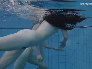 Two гаряча лесбіянки в the басейн loving eachother: безкоштовно порно 42