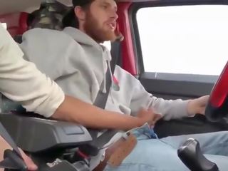 Two caldi men masturbare in il auto