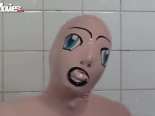 Tanja takes một bath trong cô ấy mủ cao su giới tính búp bê trang phục