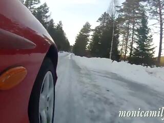 Monicamilf s кола breaksown в на норвежки winter