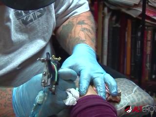 Shyla stylez gets tattooed в той час як грати з її цицьки