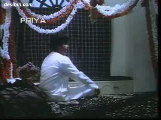 Desi suhaag raat masala video- a kuuma masala video- featuring guy unpacking hänen vaimo päällä ensimmäinen yö