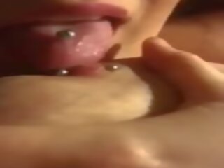 Licking dan mengisap pierced nipple: menindik porno