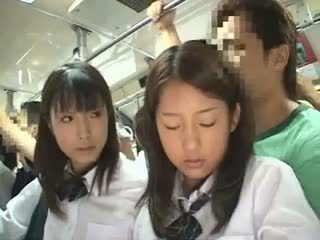 Two schoolgirls sờ mó trong một xe buýt