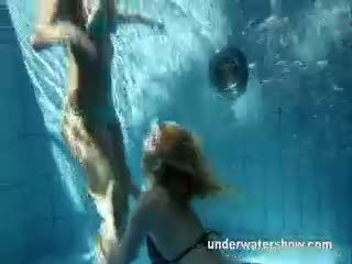 Zuzanna un lucie spēlē zem ūdens