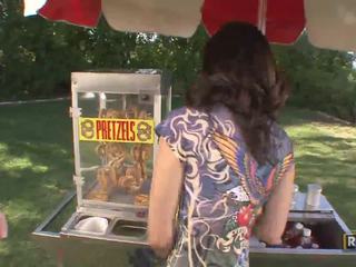 Amateur incroyable sexy brunette nana selling pretzels en la parck