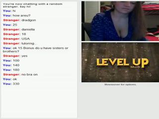 Tiener spelen omegle spelletje en tonen tieten en reet