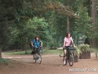 Asiática jovem grávida sweeties a montar bikes com dildos em seu cunts