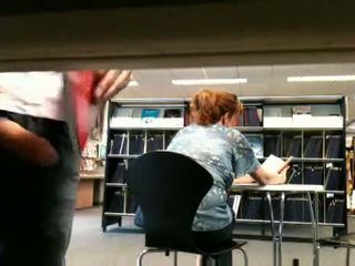 Gemuk wanita jalang flashing di masyarakat perpustakaan