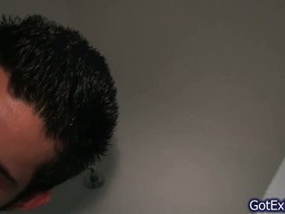 Chap masturbating jeho pěkný čurák pod