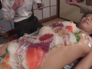 Biznes men jeść sushi na zewnątrz z a nagi girl& 039 s ciało | xhamster