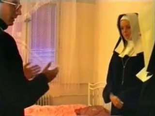 Priest และ two nuns