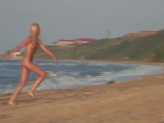 Colegiu fata agnes walks în jurul the plaja complet nud (with an audience)
