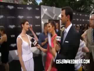 Celeb anne hathaway pokers पर the अंधेरा knight premiere