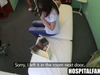 Brune i durueshëm getting massaged nga the infermiere