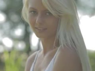 Blondie beauty od sweden dotýkanie klitoris