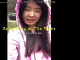 Á châu thiếu niên publicly reveals mình trong các rain&excl;