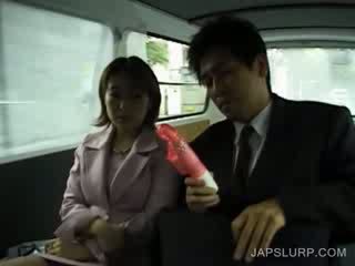 Jap adorável gets corpo toyed em carro