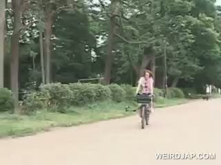 Ładniutka nastolatka azjatyckie babes ujeżdżanie bikes dostać cipka wszystko mokre