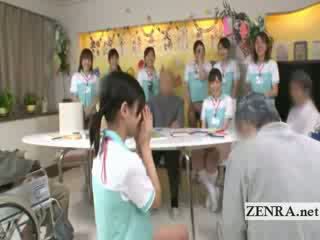 Bottomless japonesa enfermera sixtynine mamada en público