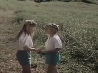 2 дівчина scouts в поле fantasy