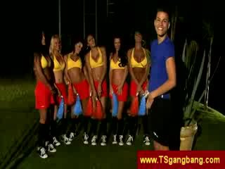 Braziliaans tranny cheerleaders in uniform