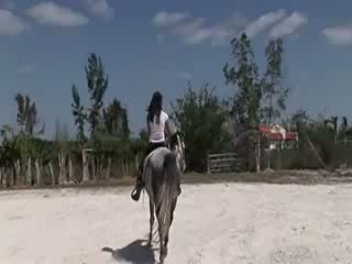 Chick van thailand rijden een paard