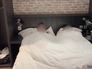 Lépés anya és lépés fiú megosztás egy ágy -ban egy hotel: brit rejtett camera porn�