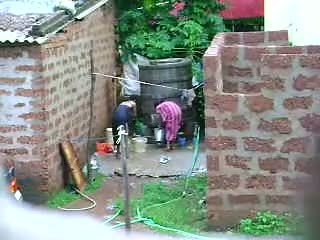 Katsella tämä two kuuma sri lankan nainen getting bath sisään ulkona