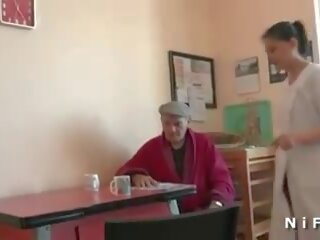 Дребен азиатки уличница doing а френски стар мъж papy воайор