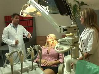 Varanje žena pri the dentist
