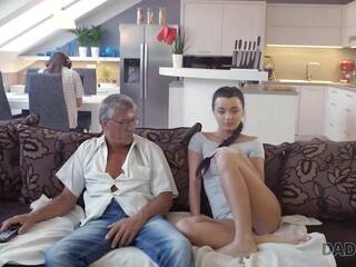 DADDY4K. BF allettante finisce per Erica Black con il sesso con il suo patrigno