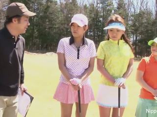 Armas aasia tüdrukud mängima a mäng kohta stripp golf