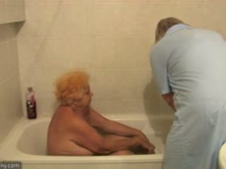 ザ· 看護師 bathes 古い 脂肪 おばあちゃん で バスルーム