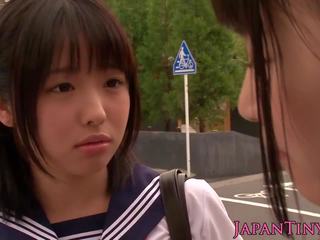 Zierlich japanisch schoolgirls fick im badezimmer: kostenlos porno 7a