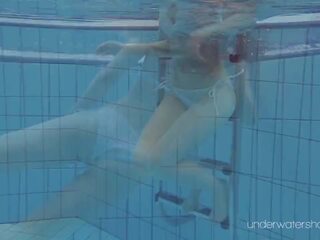 לבן swimsuit עם tattoos – בייב roxalana cheh מתחת למים