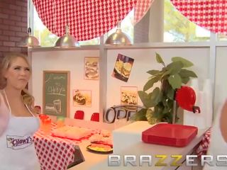 Brazzers - นมโต ผู้หญิงสวย kagney linn karter loves serving burgers และ การดูด