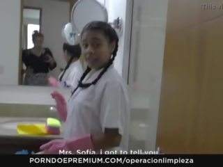 Operacion limpieza - latina colombian hausdienerin muschi licking boss im lesbisch fick