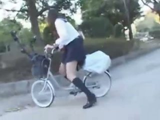 Japoniškas mergaitė jojimas a vibrating dviratis thru the miestas (public squirting)