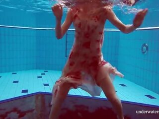 Nuoto piscina erotico pupa martina arrapato e nudo porno video