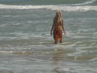 Visi natūralus blondinė mermaid agnes goes lieknas dipping apie the paplūdimys!