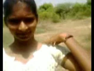 Warga india remaja kampung gadis menghisap zakar/batang outdoors