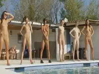 Seven alasti tüdrukud nagu an sõjavägi