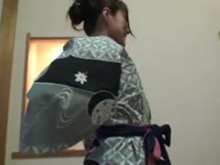 Subtitled uncensored nieśmiałe japońskie mamuśka w yukata w pov