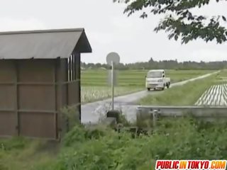 Japońskie mamuśka jest fucked na a truck