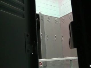 Booby gf nicole scopata in locker stanza