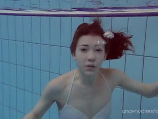 Roxalana submerged v the bazén nahý