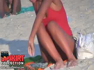 Guy spied de mooi goed shaped lichaam van lang legged trut in de heet micro bikini