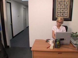 Karstās blondīne birojs meitene